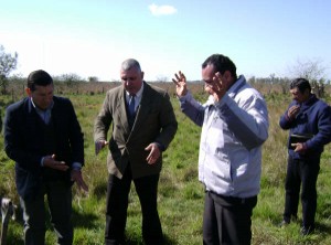 Momento da ora&ccedil;&atilde;o ap&oacute;s lan&ccedil;amento da pedra